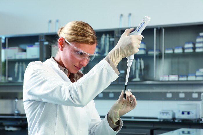 eppendorf_se_press_image_people_lab_scene_eppendorf_xplorer