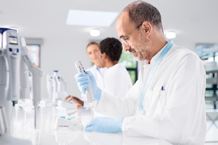 people_lab_scene_multipettee3x_fill_microplates_wit___cmyk