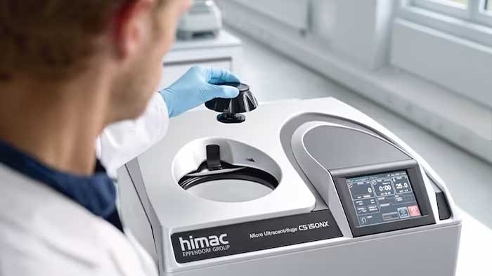 img_new_centrifugation_lab_scene_man_inserting_rotor_s140at_people_lab_scene