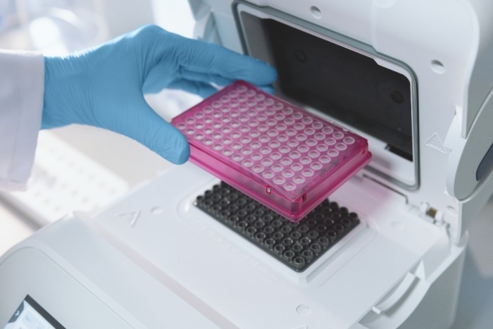 twin.tec trace PCR plate is placed in Mastercycler X40 thermal block