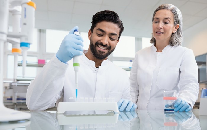 img_pipettes_lab_scene