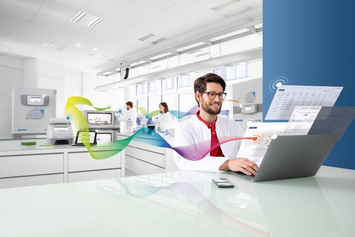 Homem na bancada utilizando o software de gerenciamento do laboratório para controlar o laboratório inteligente