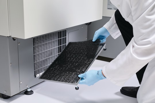 Eppendorf CryoCube® F440h Ultralow temperature freezer (ULT) for longterm storage of sample, changing the air filter by removing the metal grid