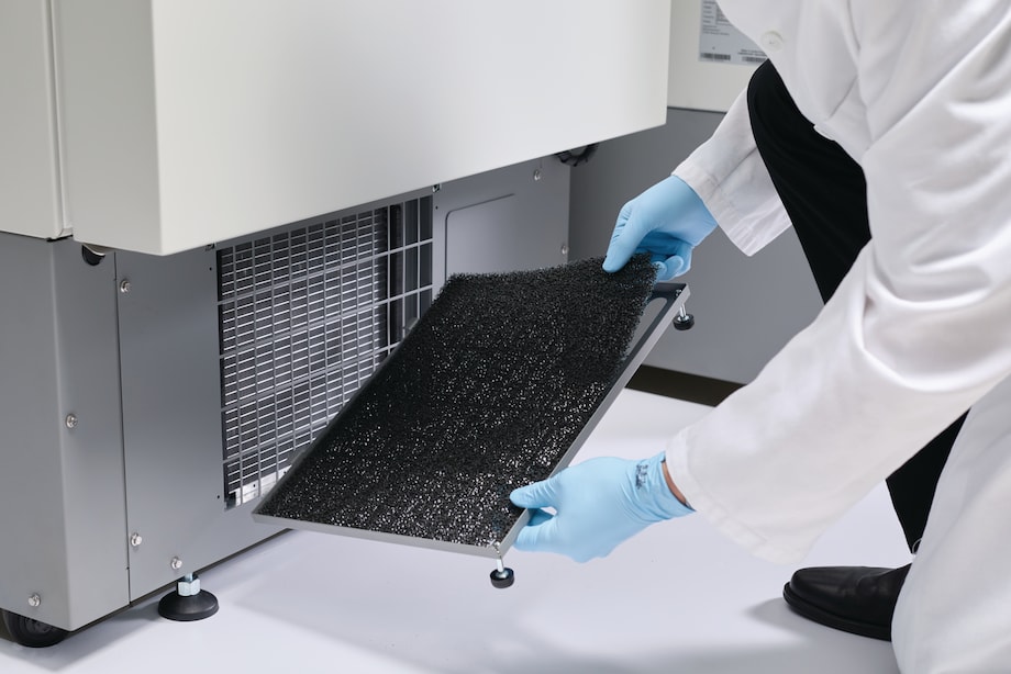 Eppendorf CryoCube F440h ULT freezer: Air filter change Eppendorf CryoCube® F440h Ultralow temperature freezer (ULT) for longterm storage of sample, changing the air filter by removing the metal grid