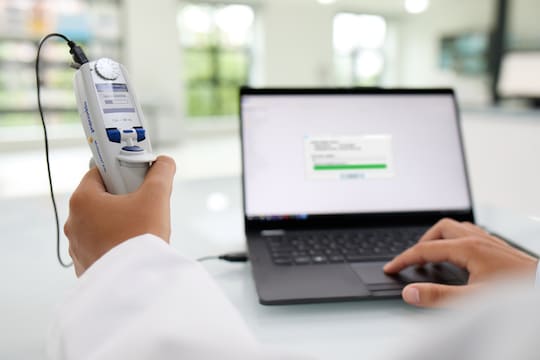 Easily update the software of your Repeater® E3(x) with the Eppendorf Pipette Software Update Tool
