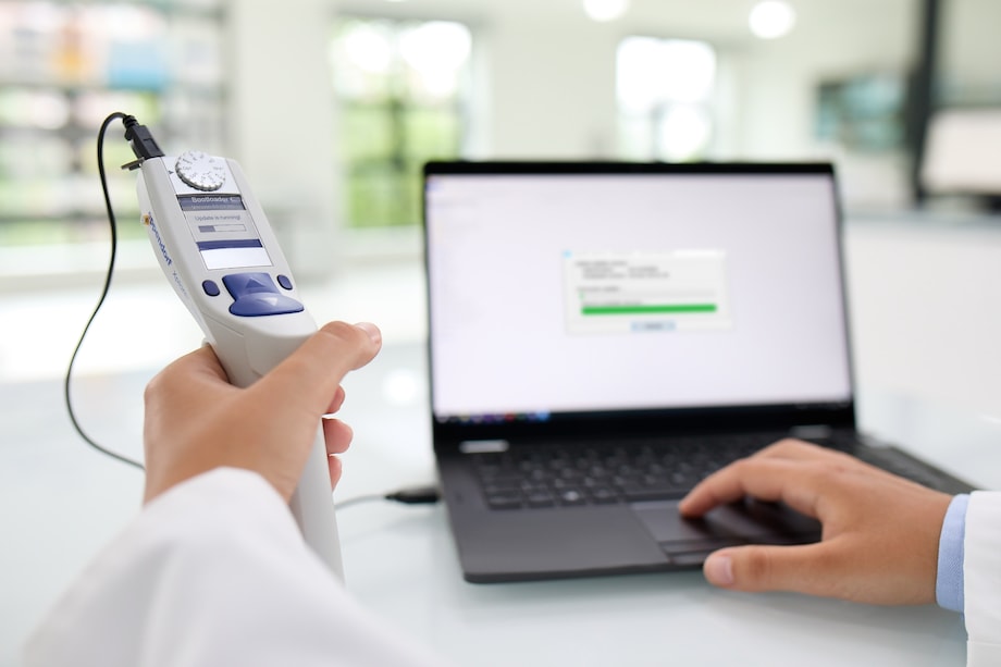 Eppendorf Xplorer® plus conectada a un ordenador portátil para ejecutar una actualización de software Actualización en curso del software de la pipeta Eppendorf Xplorer® plus