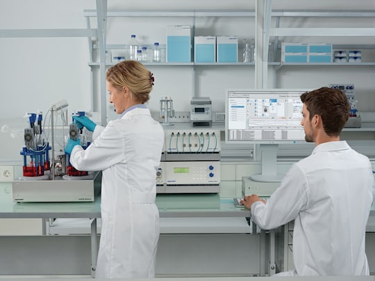 DASGIP Parallel Bioreactor System, BioBLU 1c woman and man