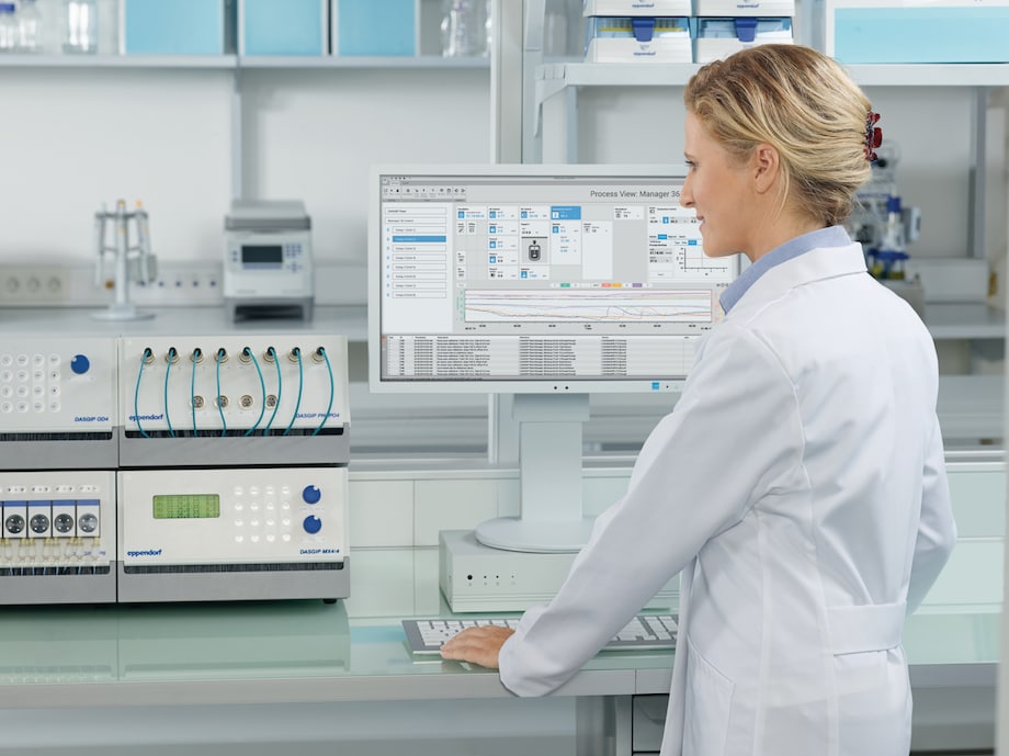 DASware control 5 lab, woman at PC DASware control 5 lab, woman at PC