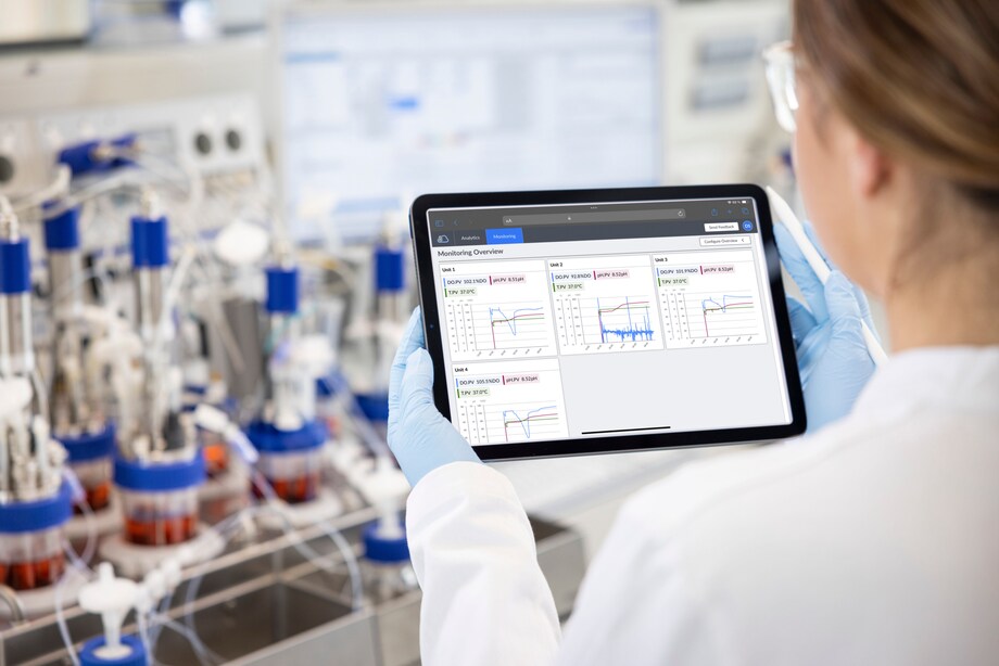 People-lab-scene_monitoring-tablet