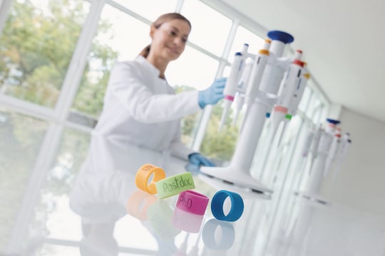 ColorTag pipette marking rings with Pipette Carousel 2 holding six Eppendorf Research® 3 neo single-channel pipettes and female scientist in background