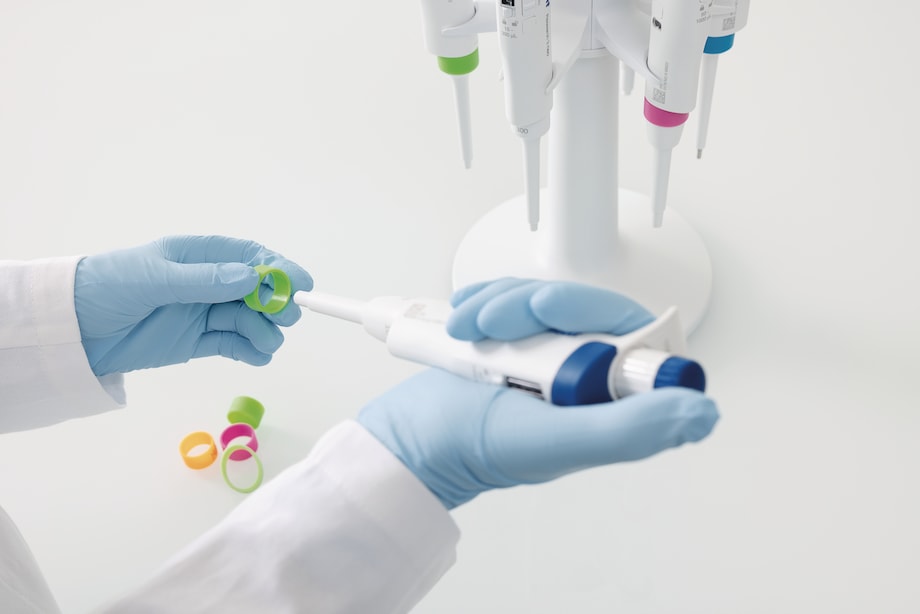 Research 3 neo Personalizing an Eppendorf Research® 3 neo single-channel pipette 50-1000 µL blue with a ColorTag pipette marking ring (1/2) Scientist personalizes an Eppendorf Research® 3 neo single-channel pipette 50-1000 µL blue with a ColorTag pipette marking ring
