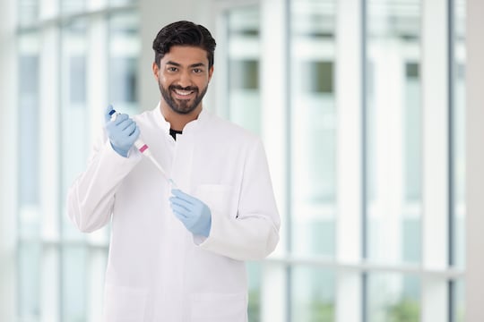 Male scientist with Eppendorf Research® 3 neo single-channel pipette, 50-1000 µL (blue) marked with ColorTag pipette marking ring