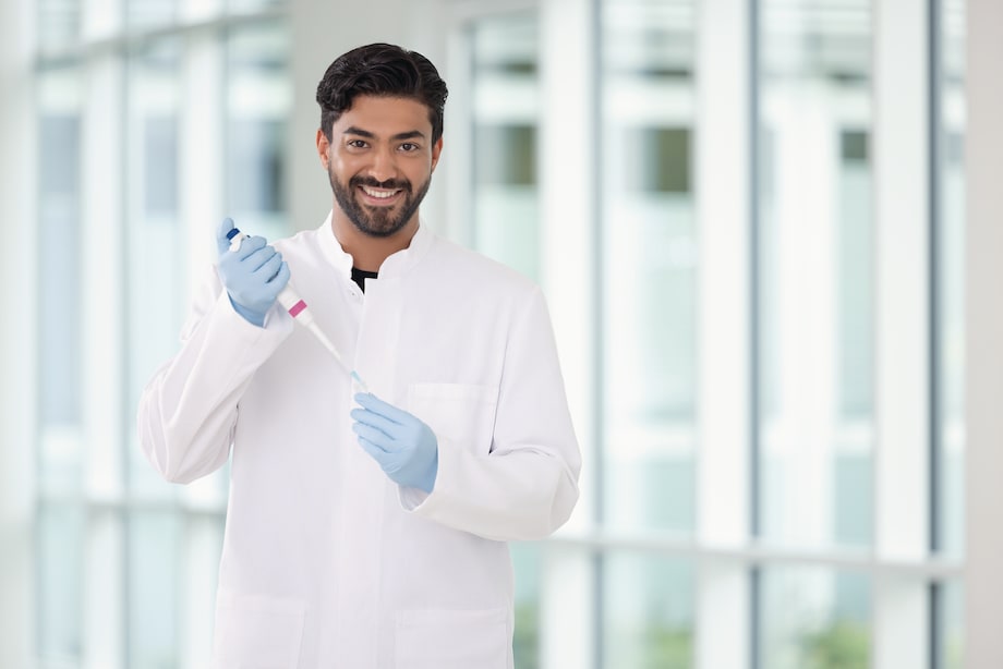 Research 3 neo Male scientist with Eppendorf Research® 3 neo single-channel pipette, 50-1000 µL (blue) marked with ColorTag pipette marking ring Male scientist with Eppendorf Research® 3 neo single-channel pipette, 50-1000 µL (blue) marked with ColorTag pipette marking ring