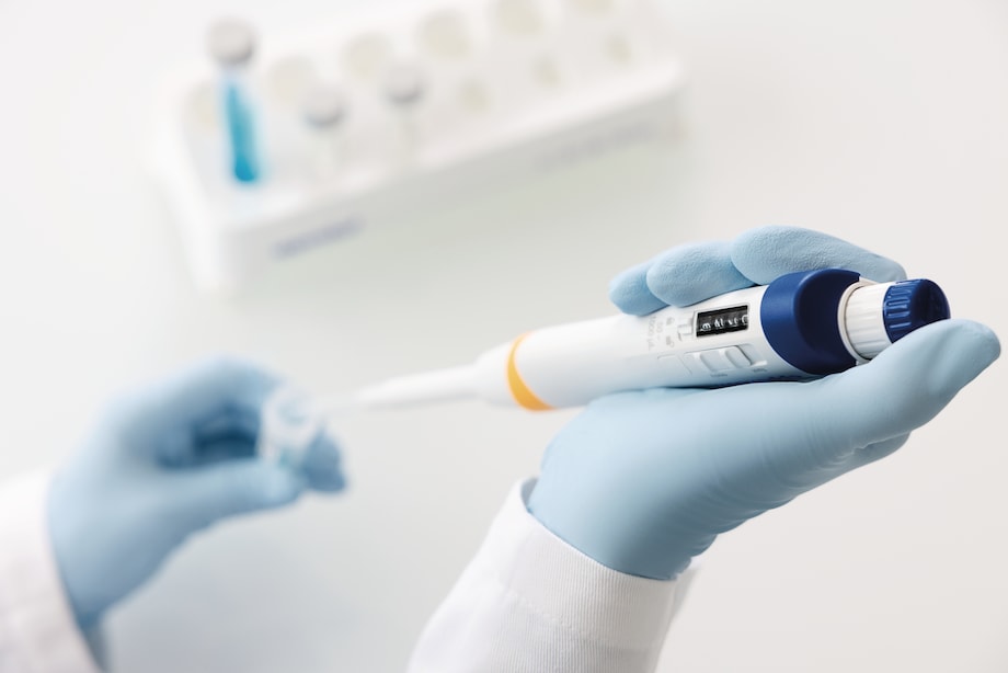 Eppendorf Research® 3 neo single-channel pipette, 50-1000 µL, blue, used to fill an Eppendorf SafeCode tube Eppendorf Research® 3 neo single-channel pipette, 50-1000 µL, blue, used to fill an Eppendorf SafeCode tube