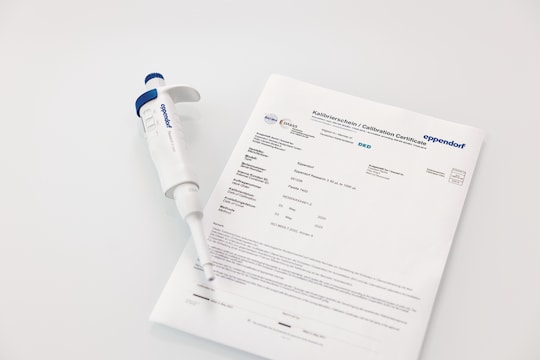 Eppendorf Research® 3 neo single-channel pipette 50-1000 µL blue with calibration certificate