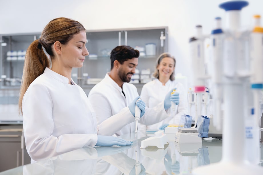 Research 3 neo Team working on bench with Eppendorf Research® 3 neo single-channel pipettes (2/4) Two female and a male scientist use Eppendorf Research® 3 neo single-channel pipettes in a lab