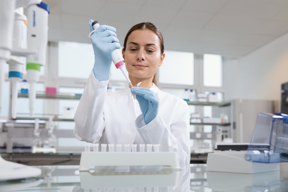 Research 3 neo Scientist pipetting with an Eppendorf Research® 3 neo single-channel pipette 0.1-2.5 µL dark gray Young female scientist pipetting with an Eppendorf Research® 3 neo single-channel pipette 0.1-2.5 µL dark gray