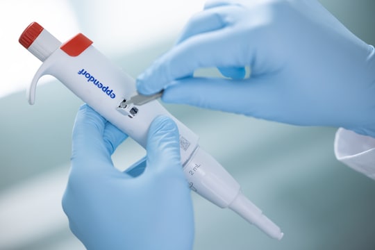 Temporary adjustment of an Eppendorf Research® 3 neo single-channel pipette 0.1-2 mL red