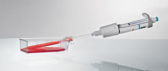 epT.I.P.S._REG_ macro volume tips facilitate easy reach to the bottom of e.g. 15 mL centrifugation tubes or flasks