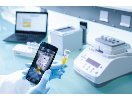 Tubes coniques de 5&nbsp;mL avec une étiquette à code-barres Eppendorf SafeCode garantissant une identification sûre de l’échantillon en main du scientifique et scannée par téléphone portable