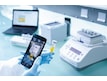 Tubes coniques de 5&nbsp;mL avec une étiquette à code-barres Eppendorf SafeCode garantissant une identification sûre de l’échantillon en main du scientifique et scannée par téléphone portable