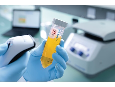 Tubes coniques de 50&nbsp;mL avec une étiquette à code-barres Eppendorf SafeCode garantissant une identification sûre de l’échantillon en main du scientifique et scannée par scanner manuel