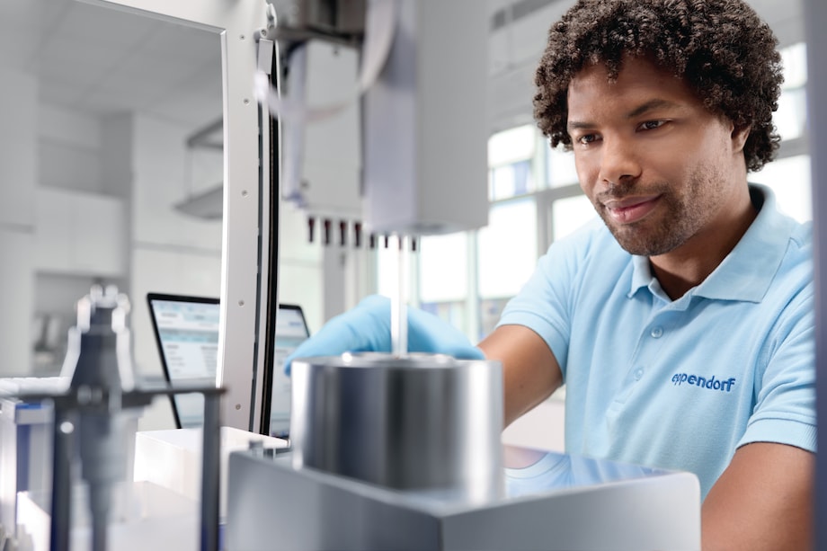 epMotion Dispensing Tool_adjusted by technician in focus