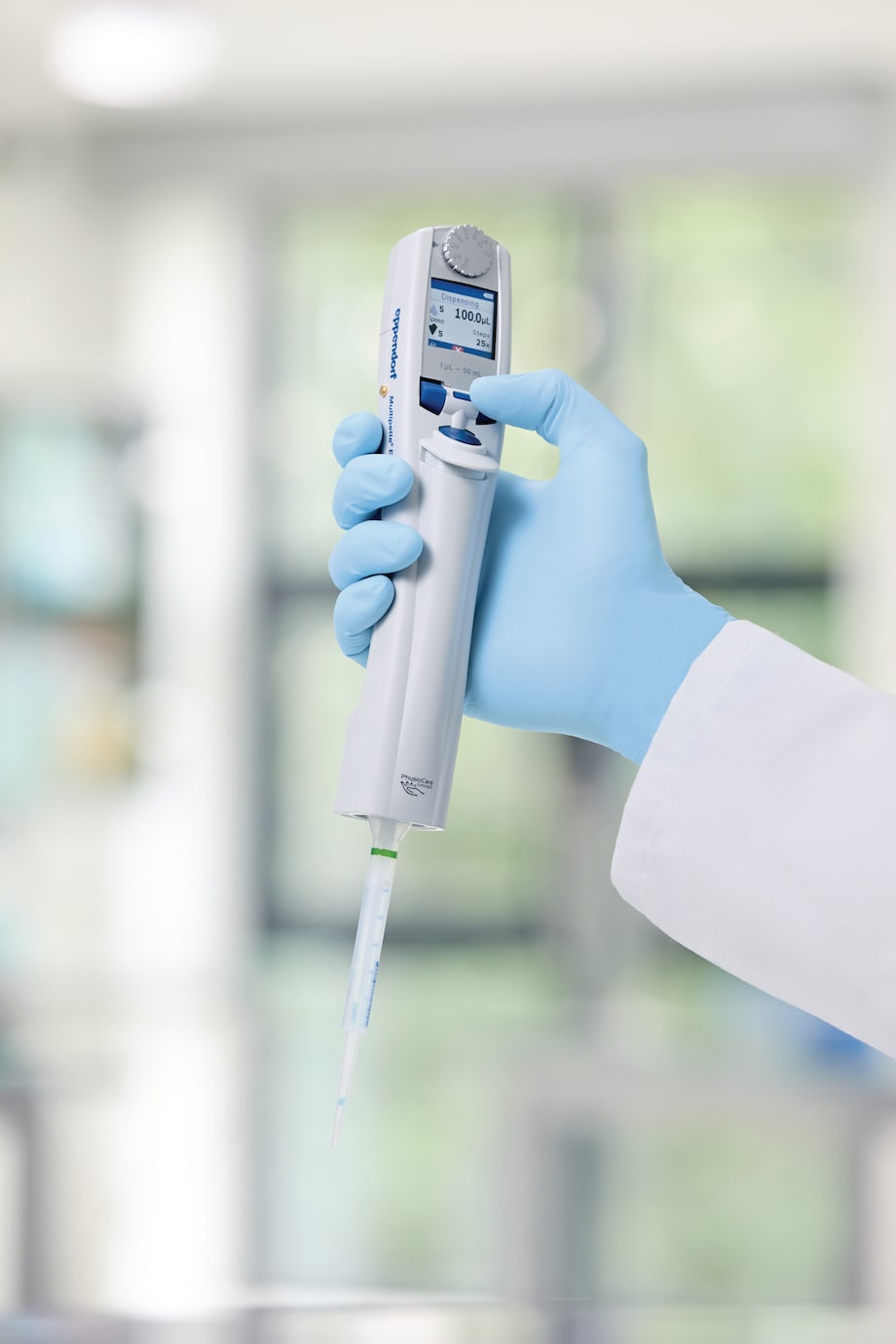 Multipette® E3x Electronic Multi-Dispenser Held By Scientist (Product Close-Up) Multipette® E3x Electronic Multi-Dispenser Held By Scientist (Product Close-Up)