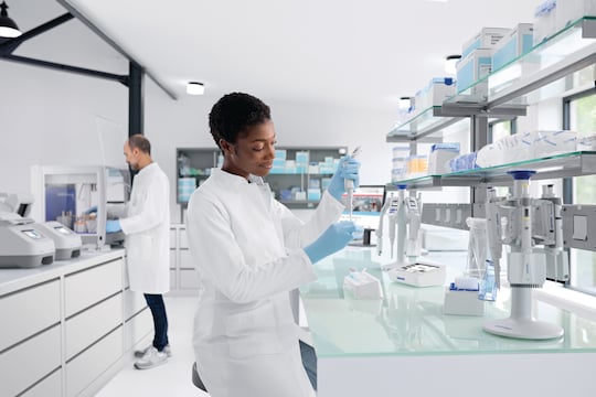 Female scientist using Eppendorf Xplorer_REG_ plus electronic pipette to fill an Eppendorf Tube_REG_