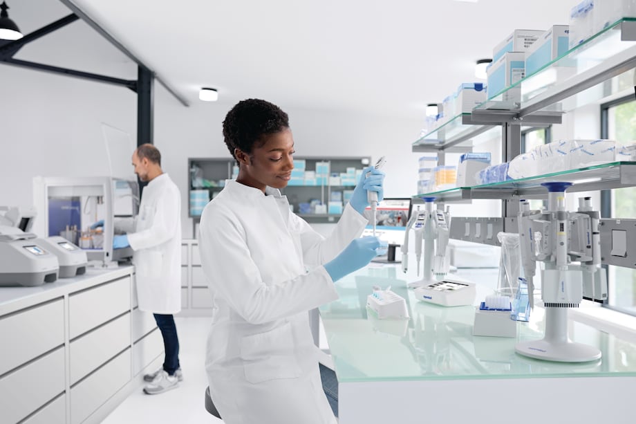 Female scientist using Eppendorf Xplorer® plus electronic pipette to fill an Eppendorf Tube® Female scientist using Eppendorf Xplorer® plus electronic pipette to fill an Eppendorf Tube®