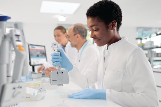 Female Scientist using Eppendorf Research® plus Move It® Pipette for Easy Liquid Transfer Between Vessel Formats