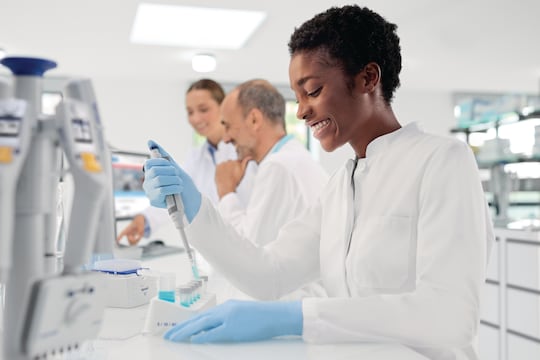 Female Scientist using Eppendorf Research_REG_ plus Single-Channel Pipette