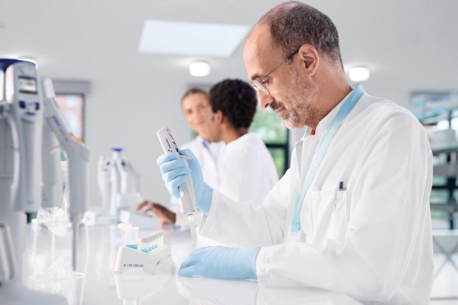 Fill microplates with ease with the Multipette® E3x electronic multi-dispenser from Eppendorf
