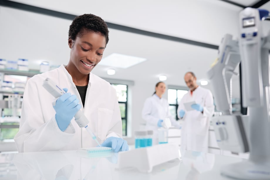 Female scientist using a Multipette® E3x multi-dispenser to quickly fill a microplate Female scientist using a Multipette® E3x multi-dispenser to quickly fill a microplate