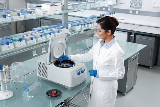 Aerosol-tight QuickLock® centrifuge rotor lid comes as standard with the Centrifuge 5427 R