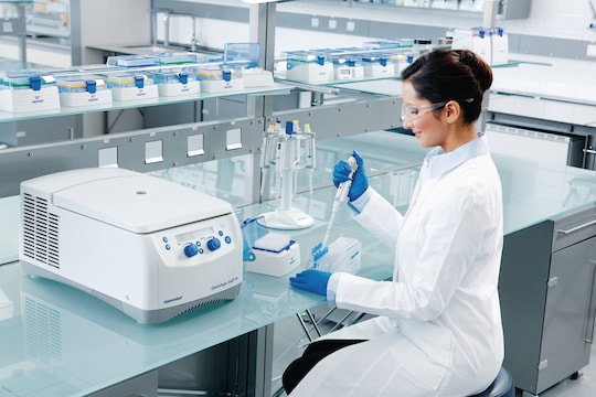 Microcentrifuge Centrifuge 5427 R with ergonomic lid design