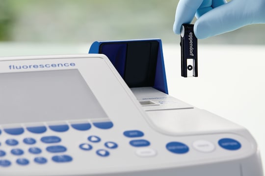 Scientist puts Eppendorf _MICRO_Cuvette G1.0 into photometer