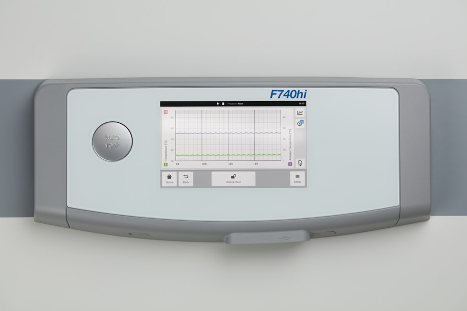 Eppendorf CryoCube® F740hi ULT freezer: Display Eppendorf CryoCube®_F740hi ULT freezer with touchscreen for intuitive usage