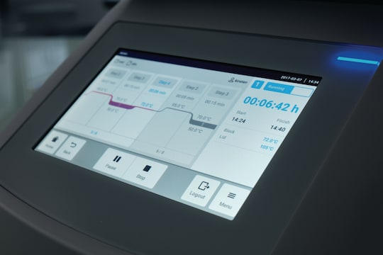 Mastercycler® X50 PCR thermocycler touch screen interface with active status display