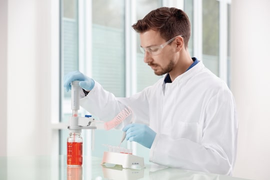 Lab technician using the Eppendorf Varispenser® 2x bottle-top dispenser