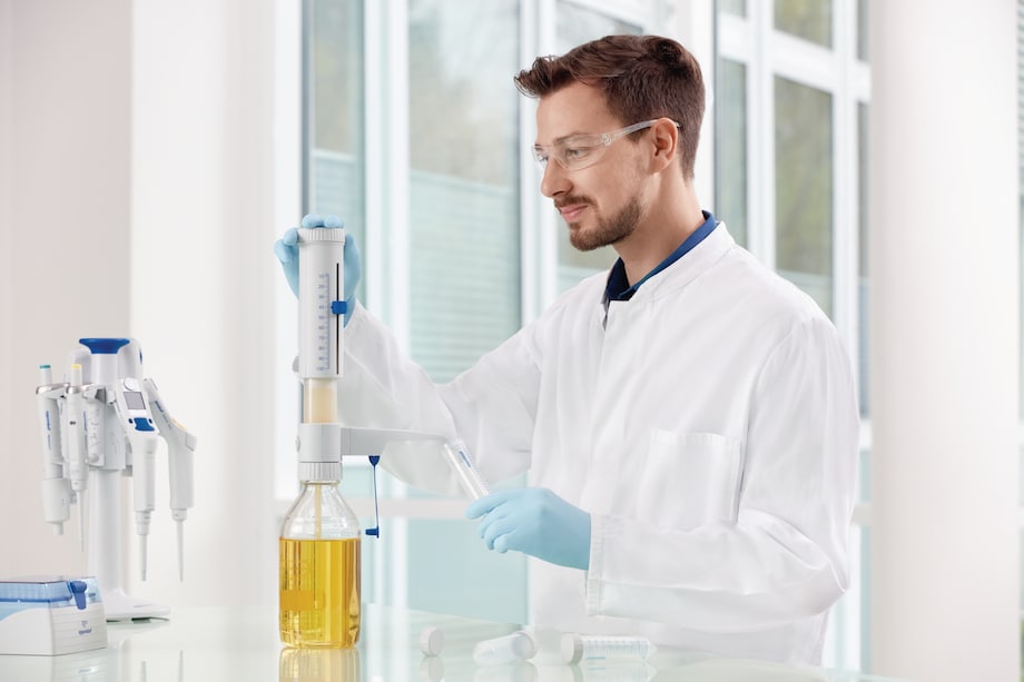 Easily fill Conical Tubes with the Varispenser® 2(x) bottle-top dispenser from Eppendorf