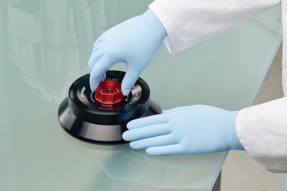 Centrifuge 5425 – QuickLock mechanism for easy handling Centrifuge 5425 – QuickLock_REG_ mechanism