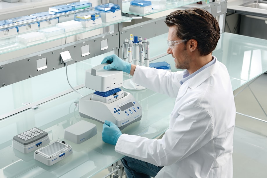 ThermoMixer C Scientist in lab with ThermoTop Eppendorf ThermoMixer C with lab scientist who changes the ThermoTop