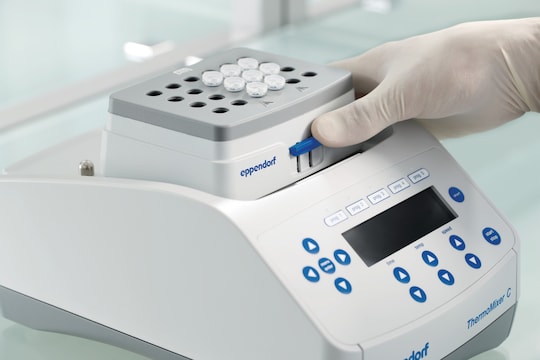 Eppendorf SmartBlock removal by pressing the lever (Step 1)