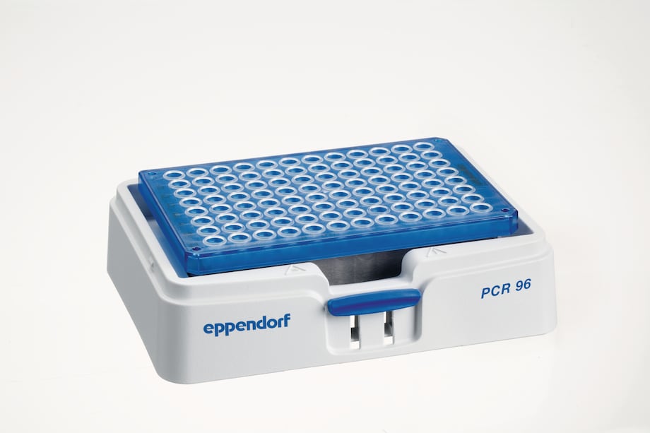 96ウェルPCRプレート用エッペンドルフSmartBlock 青の96ウェルセミスカートPCR プレート付Image – Eppendorf SmartBlock for 96-well PCR plates