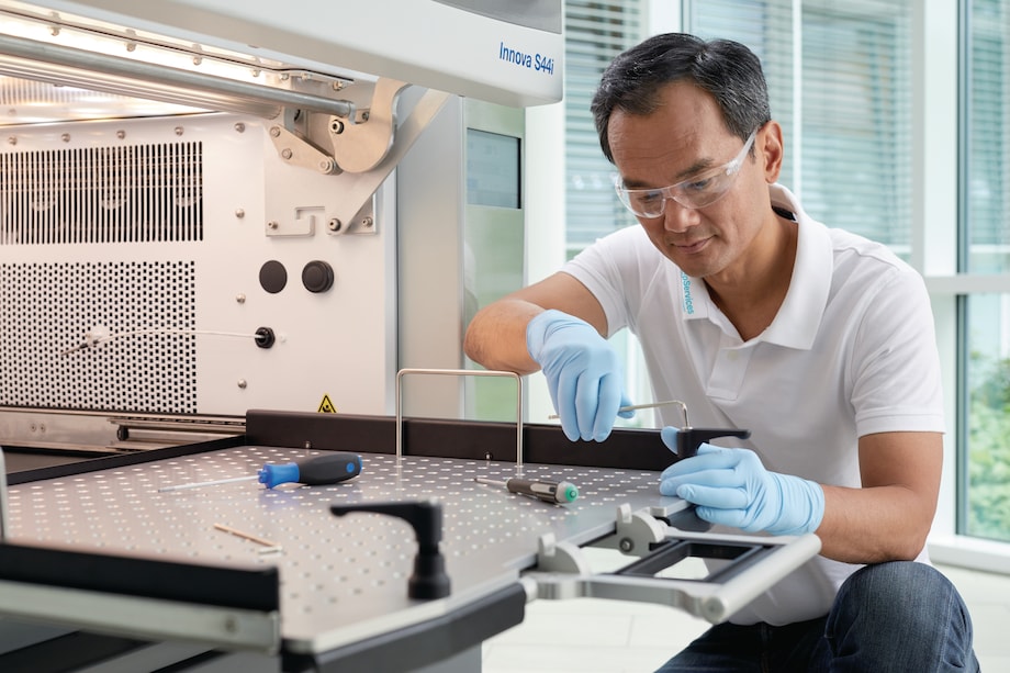 epService: Maintenance for Eppendorf shaker Eppendorf service technician checks shaker in lab