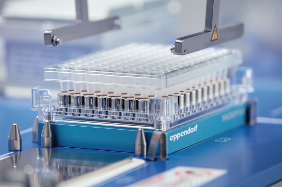 Gripper wants to remove magnetic bead plate from magnet adapter of epMotion A gripper transpots plates and tipboxes in the epMotion liquid handling robot