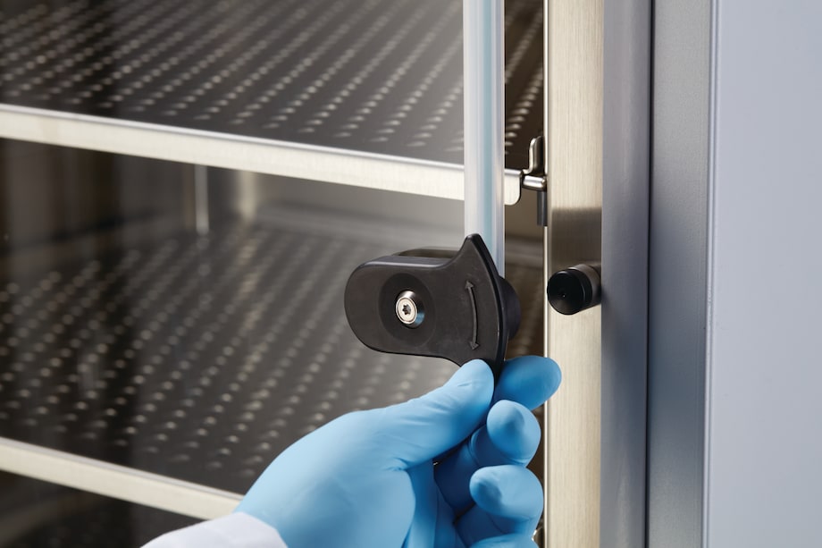 Magnetic, dual direction inner door latch Inner door latch of CellXpert® C170i with new magnetic closing system