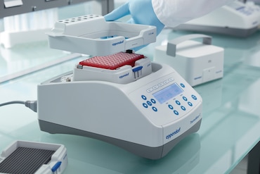 Lab person positions SmartExtender on Eppendorf ThermoMixer C