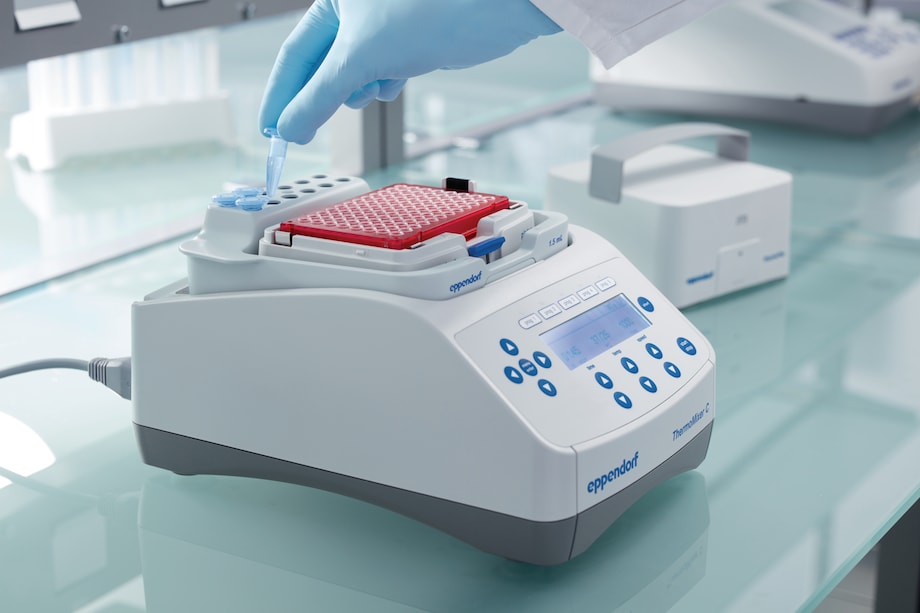 Removing tube from incubation step Lab person positions tube in Eppendorf ThermoMixer C with SmartExtender at the bench